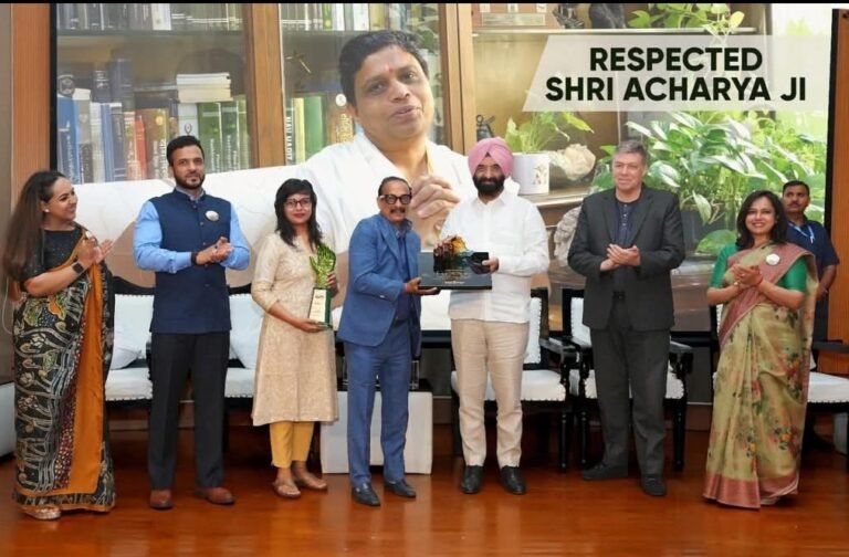 विश्व आयुर्वेद रत्न सम्मान से सम्मानित हुए आचार्य बालकृष्ण