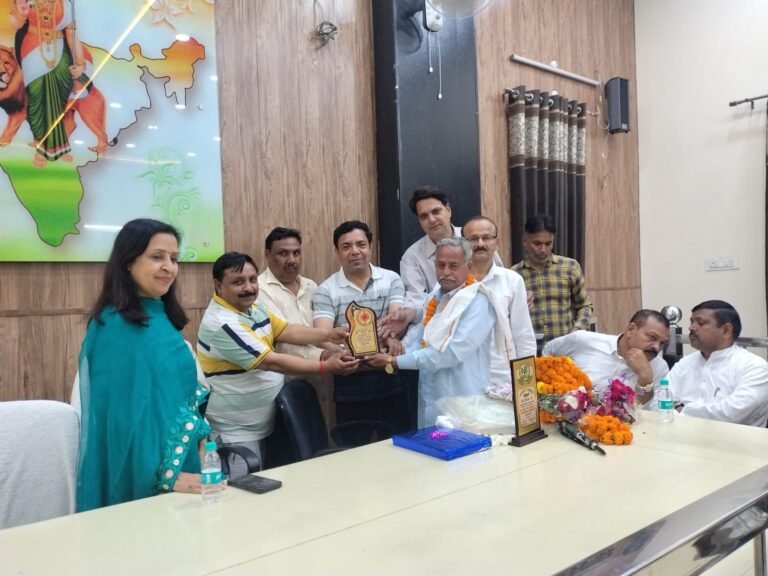 चेयरपर्सन ने सेवानिवृत कर्मचारी को दी विदाई