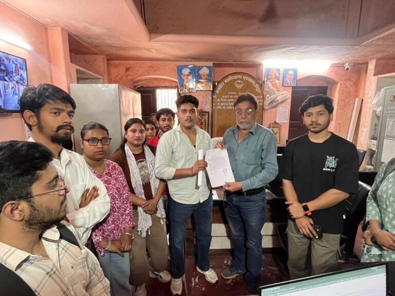 परीक्षा परिणामों से असहमति जताते हुए राजकीय महाविद्यालय के छात्रों ने किया हंगामा