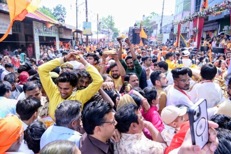 नगर की सड़कों पर दिखा हर ओर भक्ति व आस्था का सैलाब