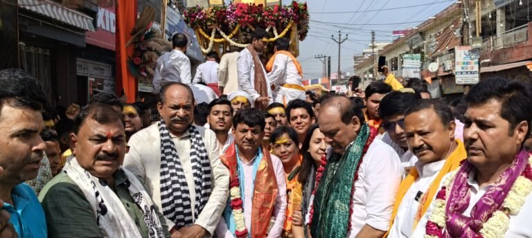 स्वर्ण रथ पर सवार भक्तों का कल्याण करने निकले बालाजी महाराज