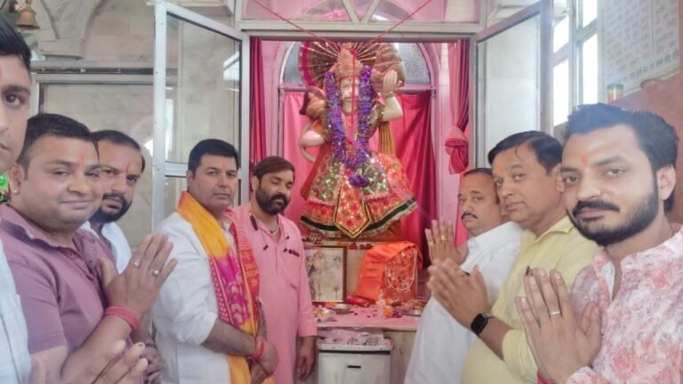 व्यापारी नेता संजय मिश्रा ने लिया बाबा का आशीर्वाद बांटा प्रसाद