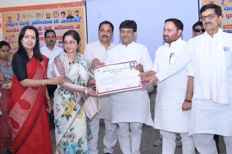 स्कूल चलो अभियान का शुभारंभ, विद्यार्थियों को वितरित की पाठ्य पुस्तकें