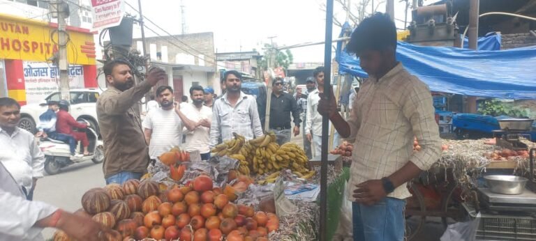हरिलोक क्षेत्र में नगर निगम का चला अतिक्रमण हटाओ अभियान, 50 ठेलियां हटाई