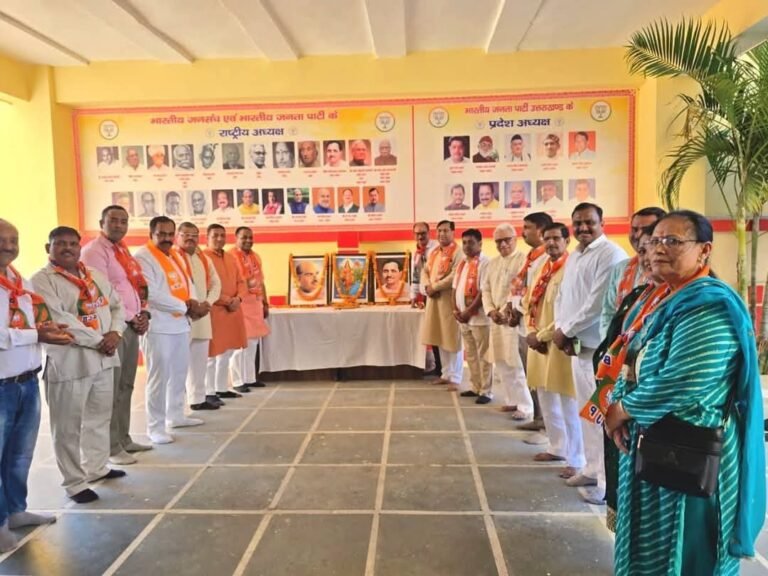 भाजपा कार्यकताओं ने धूमधाम से मनाया पार्टी का स्थापना दिवस