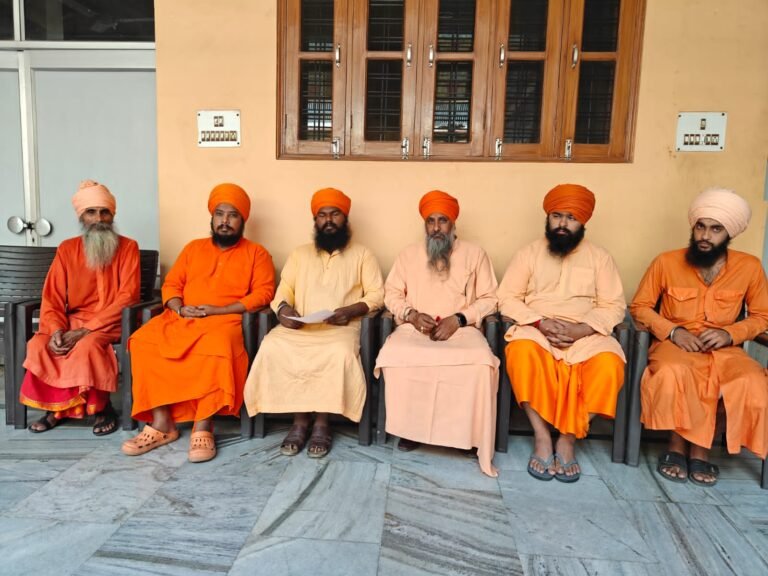 निर्मल अखाड़े के संतों ने लगाया विद्यार्थियों व सेवादारों पर हमले का आरोप