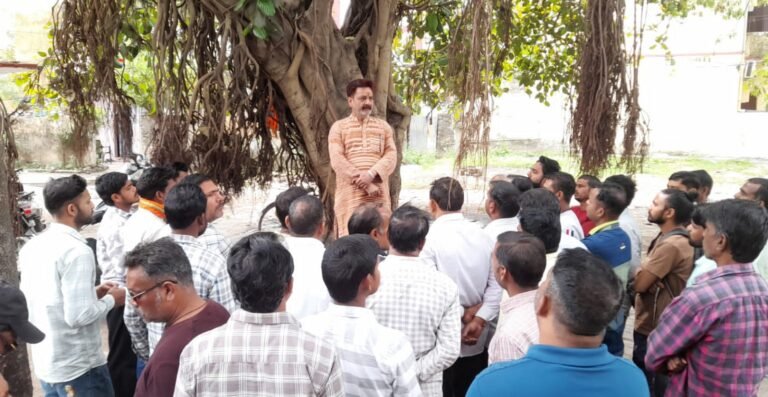 लघु व्यापारियों ने की मनसा देवी सीढ़ी मार्ग को खोलने की मांग