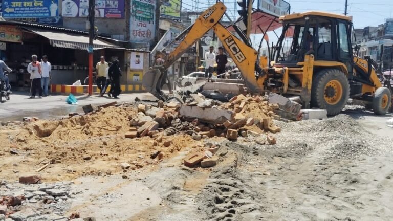 करीब 48 लाख रुपए की लागत से पूर्व में हुए निर्माण को पालिका ने किया धराशाही