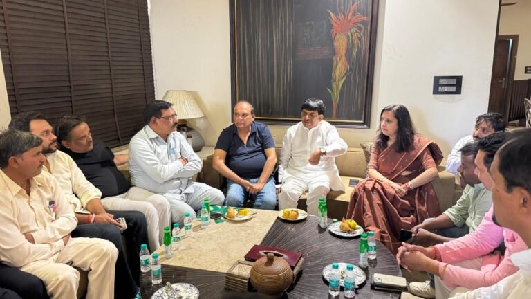 चेयरपर्सन मीनाक्षी स्वरूप के आवास पर मंत्री कपिल देव ने की सभासदों के साथ बैठक