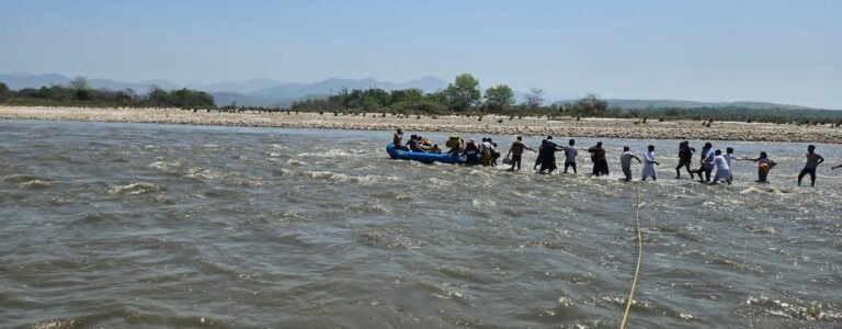 गंगा के बीच टापू पर फंसे 21 लोगों को पुलिस टीम ने किया सुरक्षित रेस्क्यू