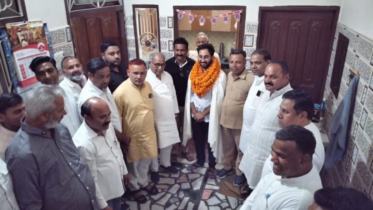 यूपी पीसीएस में चयनित आकाश कुमार का सपा नेताओं ने किया सम्मान