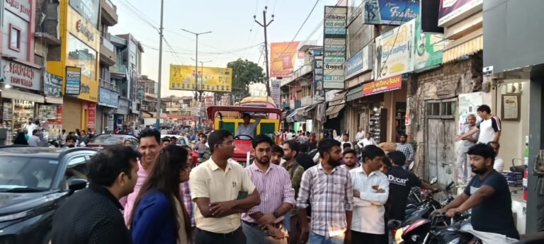 पालिका कर विभाग की टीम ने सड़कों को कराया अतिक्रमण मुक्त