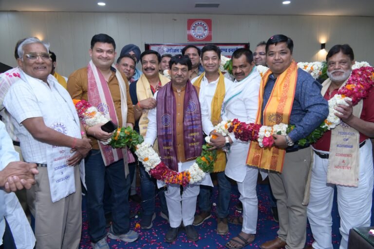 मंत्री कपिल देव का फ़ेडरेशन के उद्यमियों द्वारा 51 किलो की माला से भव्य स्वागत