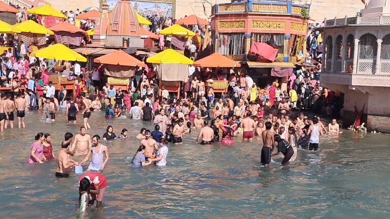 बैशाखी स्नान के लिए उमड़े श्रद्धालु हरकी पैड़ी समेत तमाम गंगा घाटों पर लगायी आस्था की डुबकी