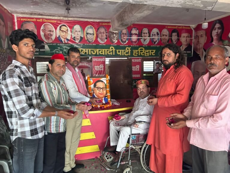सपा कार्यकर्ताओं ने किया डा.अंबेडकर को नमन
