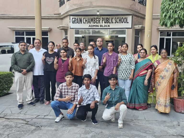 ग्रेन चैम्बर पब्लिक स्कूल में  छात्र-छात्राओं के खिले चेहरे