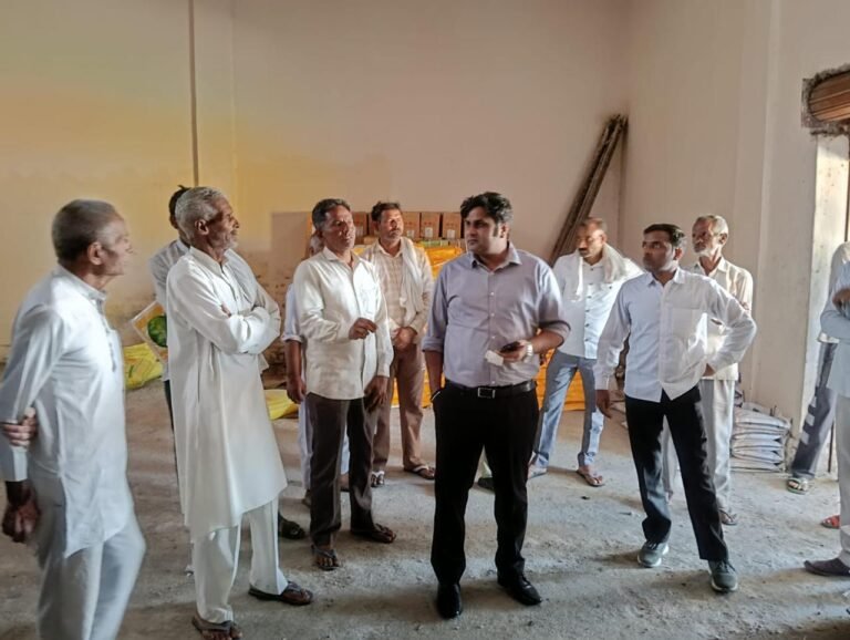 कृषि अधिकारी की जांच में मिली समिति के गोदाम पर उर्वरक की कालाबाजारी