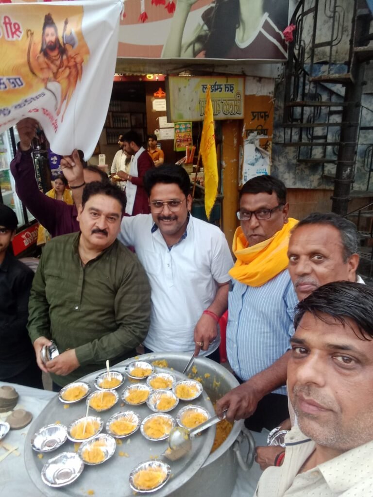 गपशप ग्रुप ने शिवचौक पर बांटा लड्डू व हलवा और शीतल जल का प्रसाद