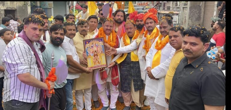 भगवान परशुराम जी की भव्य शोभायात्रा का जगह-जगह स्वागत