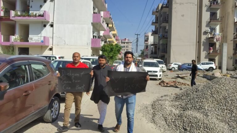 युवा कांग्रेस कार्यकर्ताओं ने हरिद्वार में घेरा भाजपा कार्यालय