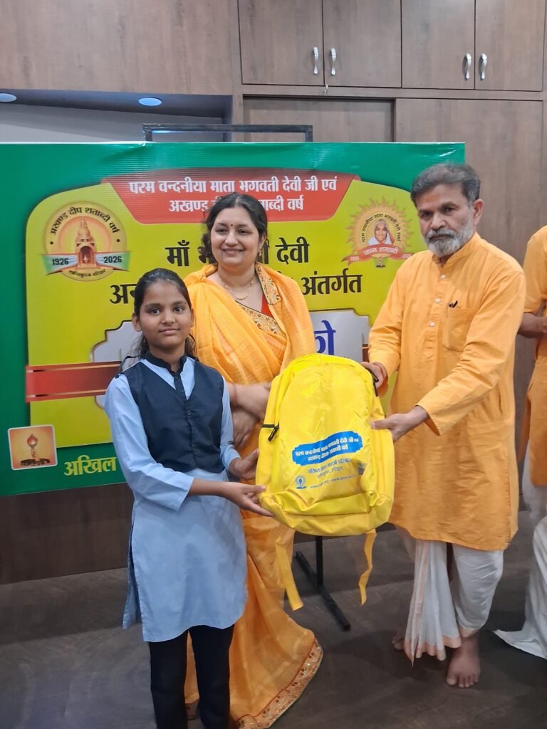 शैफाली पण्ड्या से स्कूल किट पाकर खिले स्कूली बच्चों के चेहरे