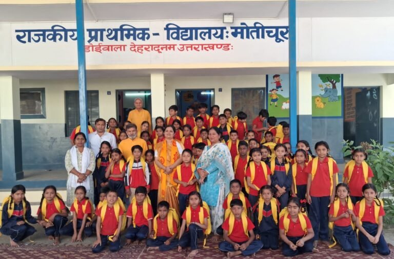 शांतिकुंज परिवार ने 450 बच्चों में पुनः बाँटे स्कूल कीट बैग