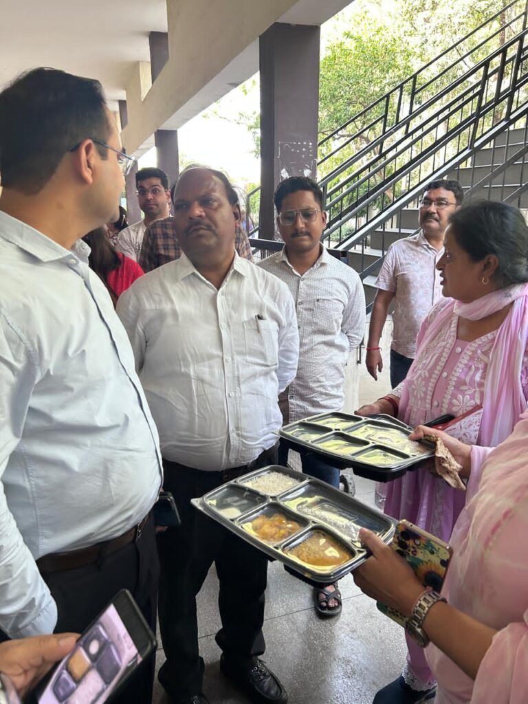 जनगणना प्रशिक्षण में लापरवाही, भूखे पेट ट्रेनिंग ले रहे शिक्षक-कर्मचारी
