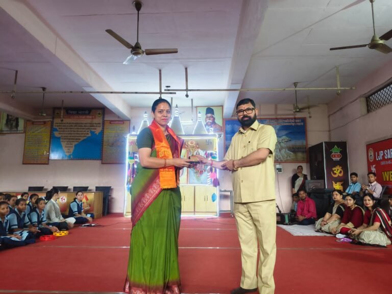 लाला जगदीश प्रसाद सीनियर सेकेंडरी स्कूल में विश्व पृथ्वी दिवस पर निबंध एवं प्लांटर मेकिंग प्रतियोगिता का आयोजन