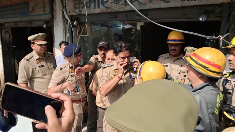 शहर के बीच बड़ा हादसा, आक्सीजन सिलिंडर फटा, 4 लोग घायल, 5 दुकानें क्षतिग्रस्त