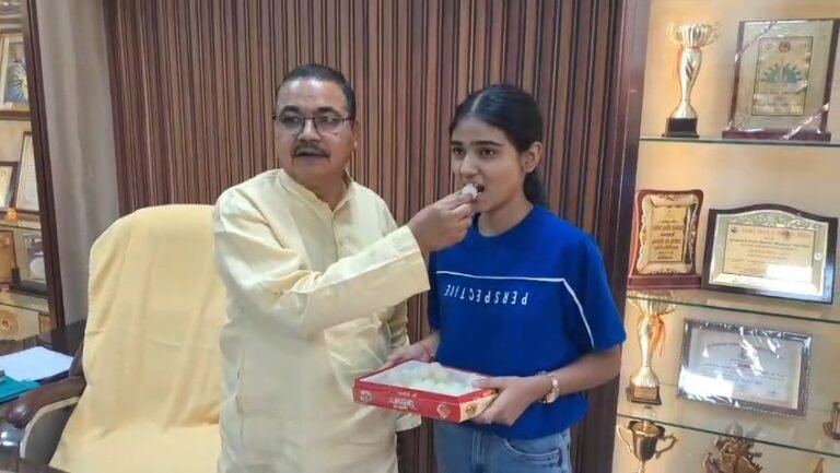 सरस्वती विद्या मंदिर मायापुर की छात्रा वंशिका ने लिया इंटर में प्रदेश में तीसरा और जिले में पहला स्थान