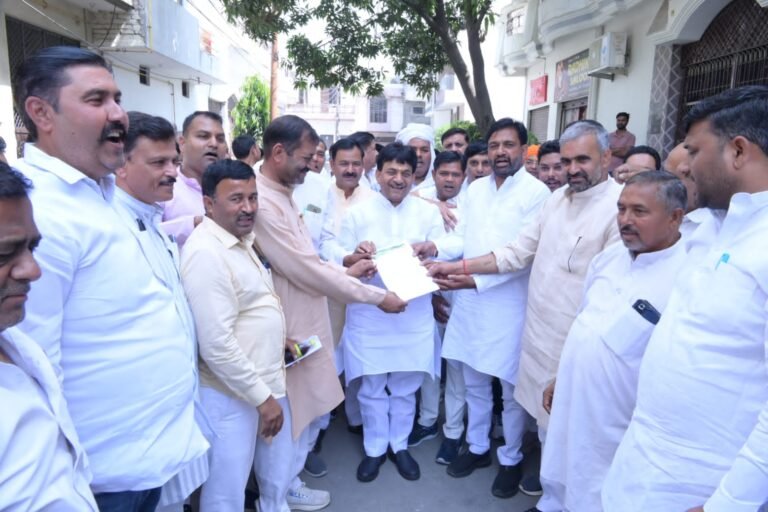 ग्राम विकास और लोकतांत्रिक निरंतरता के लिए ग्राम प्रधानों ने मंत्री कपिल देव को सौंपा ज्ञापन