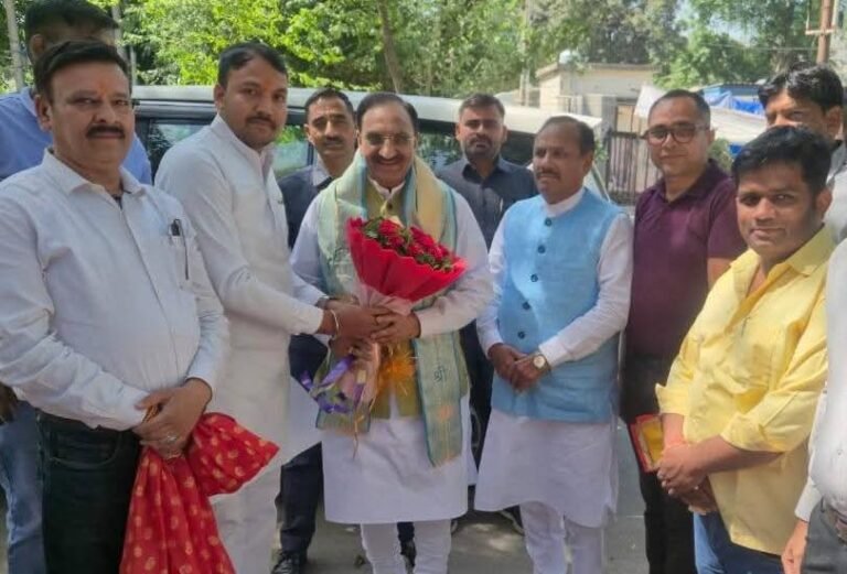 भाजपा नेता अमित कुमार ने किया पूर्व मुख्यमंत्री रमेश पोखरियाल का स्वागत