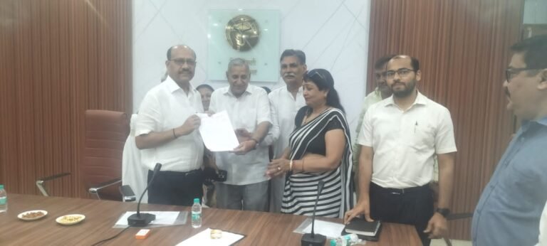 डीएम उमेश मिश्रा से मिले व्यापारी, गिनाई क्षेत्र की समस्याएं