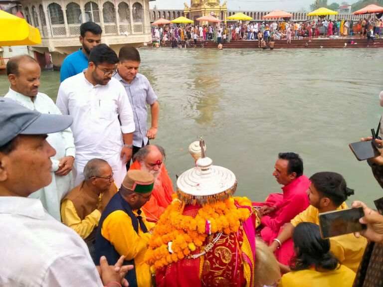 हर की पैड़ी पहुंची बाबा विश्वनाथ मां जगदीश शीला डोली यात्रा