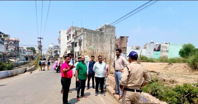 वार्ड 44 में सफाई व्यवस्था तथा नालों की सफाई को लेकर नगर आयुक्त ने किया स्थलीय निरीक्षण