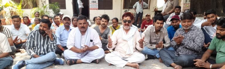रेड़ी पटरी, स्ट्रीट वेंडर्स लघु व्यापारियों ने अतिक्रमण के नाम पर शोषण व उत्पीड़न के विरोध में नगर निगम प्रांगण में दिया धरना