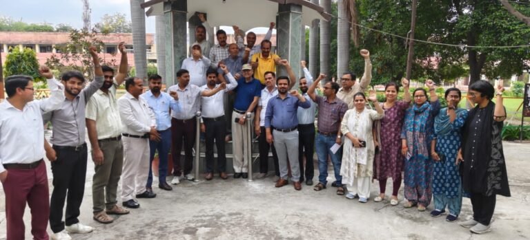 शिक्षक पर हमले के विरोध में प्रदर्शन, जताया विरोध