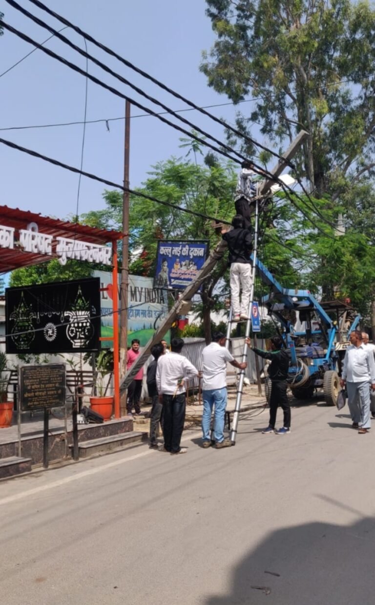 सदर बाजार में टला हादसा, नीचे गिरने से बचा हाईटेंशन लाइन का पोल