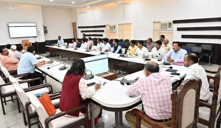 जनपद में कचरा एवं ठोस अपशिष्ट के उचित निस्तारण में अधिकारी गंभीरता से कार्य करें: डीएम