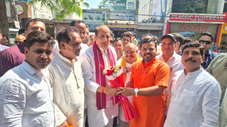 जिला सहकारी बैंक मुख्यालय पहुंचने पर पूर्व कैबिनेट मंत्री सुरेश राणा का भव्य स्वागत