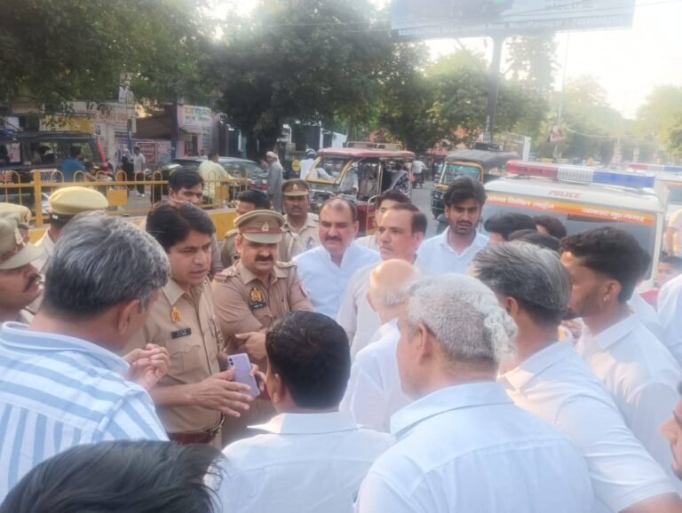 कांग्रेस की किसान नौजवान बचाओ यात्रा को पुलिस ने सख्ती से रोका, धरना शुरू