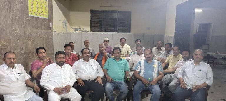व्यापारियों की बैठक में सरकार की नीति के खिलाफ चलने वाले अफसरों को चेताया
