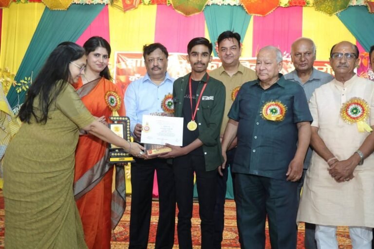 ज़िला टॉपर वंश सैनी को यशिका चौहान और समर्थ प्रकाश ने किया सम्मानित