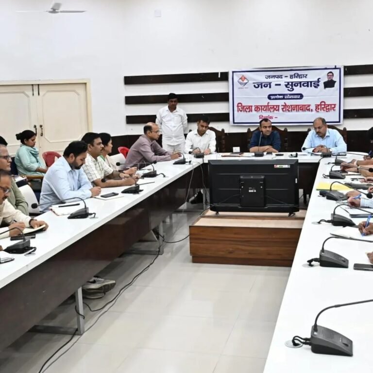 जनपद में किसी सरकारी भूमि पर न हो अतिक्रमण : डीएम