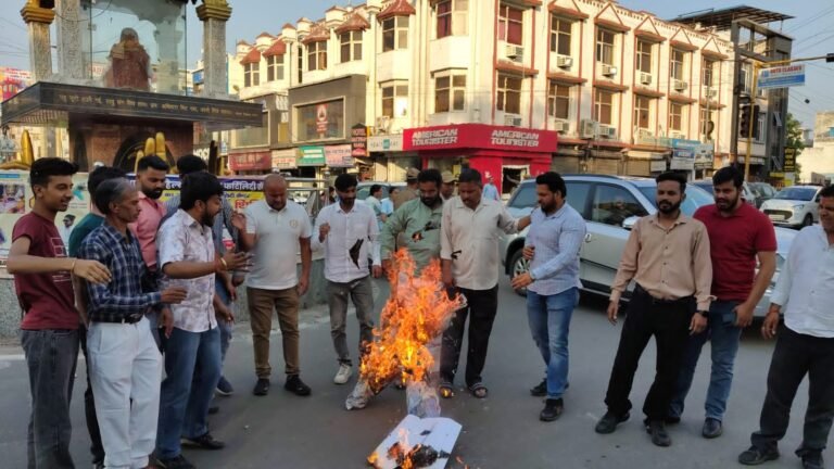 युवा कांग्रेस कार्यकर्ताओं ने चंद्राचार्य चौक पर किया सरकार के खिलाफ प्रदर्शन, पुतला दहन कर जताया विरोध