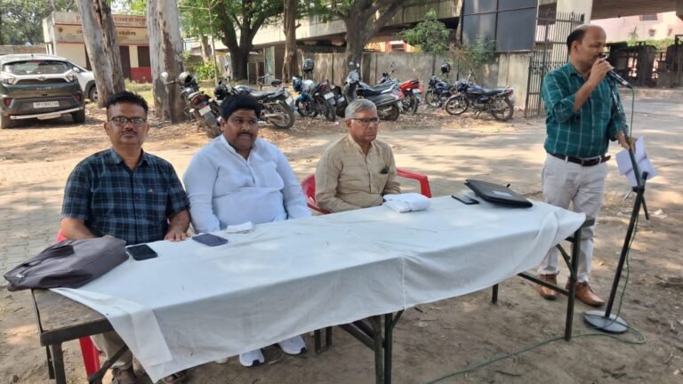 माध्यमिक शिक्षक संघ शर्मा गुट ने घेरा डीआईओएस कार्यालय