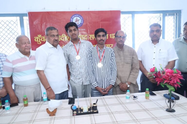 कुंवर जगदीश प्रसाद सनातन धर्म इंटर कॉलेज प्रबंध समिति ने किया मेधावियों को सम्मानित