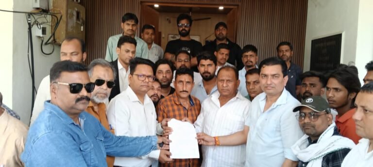 कांग्रेस कार्यकर्ताओं ने की श्रमिकों का वेतन बढ़ाने की मांग