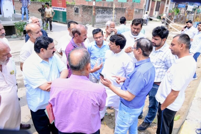 मंत्री कपिल देव ने किया निर्माणाधीन रेलवे अंडरपास का विस्तृत स्थलीय निरीक्षण, समयबद्ध पूर्णता के दिए सख्त निर्देश