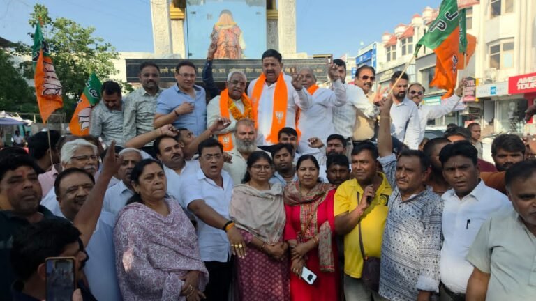 मंत्री मदन कौशिक के नेतृत्व में चंद्राचार्य चौक पर की आतिशबाजी और लड्डू खिलाकर एक दूसरे का मुंह किया मीठा